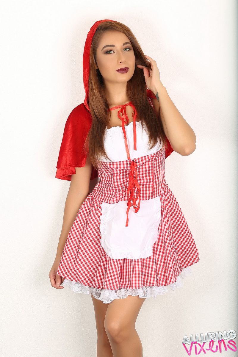 alluringvixens-lilly-little-red-riding-hood-halloween-01