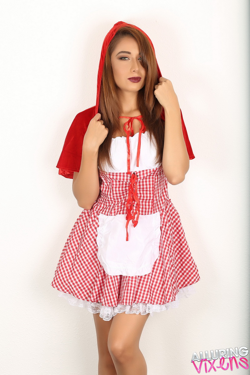 alluringvixens-lilly-little-red-riding-hood-halloween-02