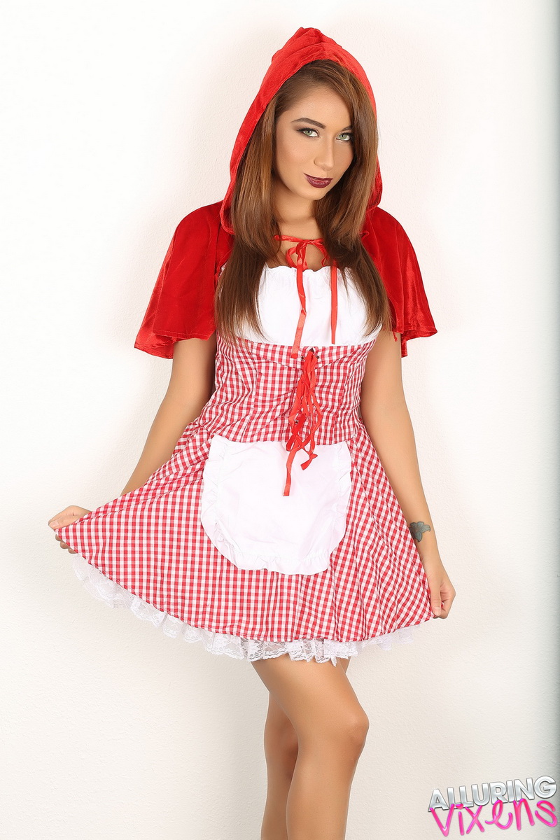 alluringvixens-lilly-little-red-riding-hood-halloween-04